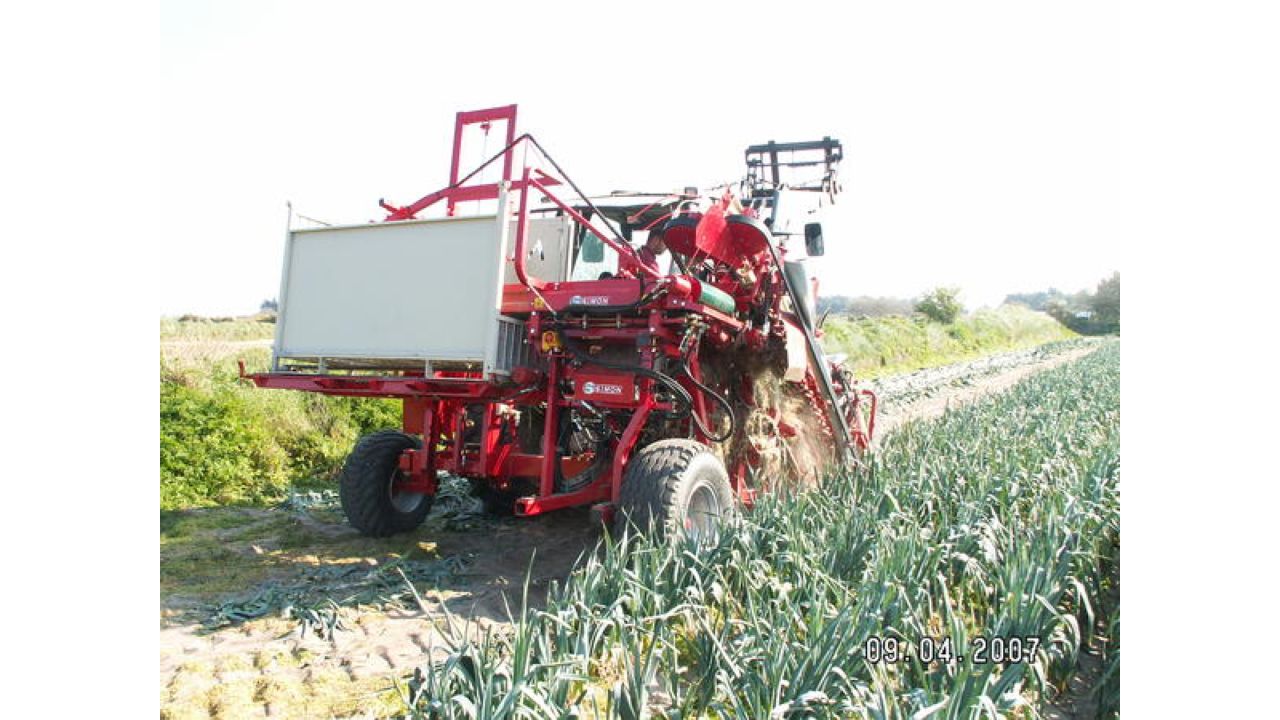 Автоматический комбайн. Прицепной комбайн MH 230 Harvest. Прицепной комбайн т-250(для уборки моркови asalift). Amac комбайн для лука севка. Прицепной комбайн для уборки лука.